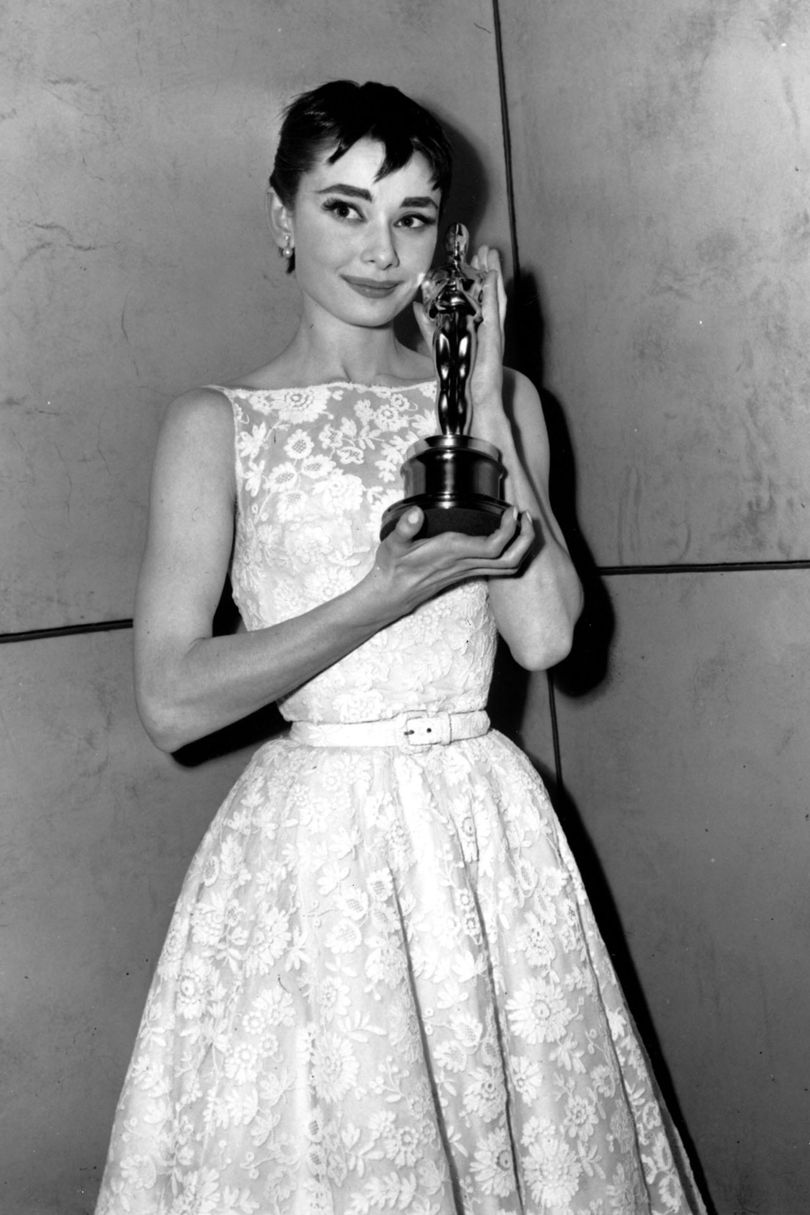 Audrey Hepburn odbiera nagrodę Academy Award w sukni projektu Huberta de Givenchy